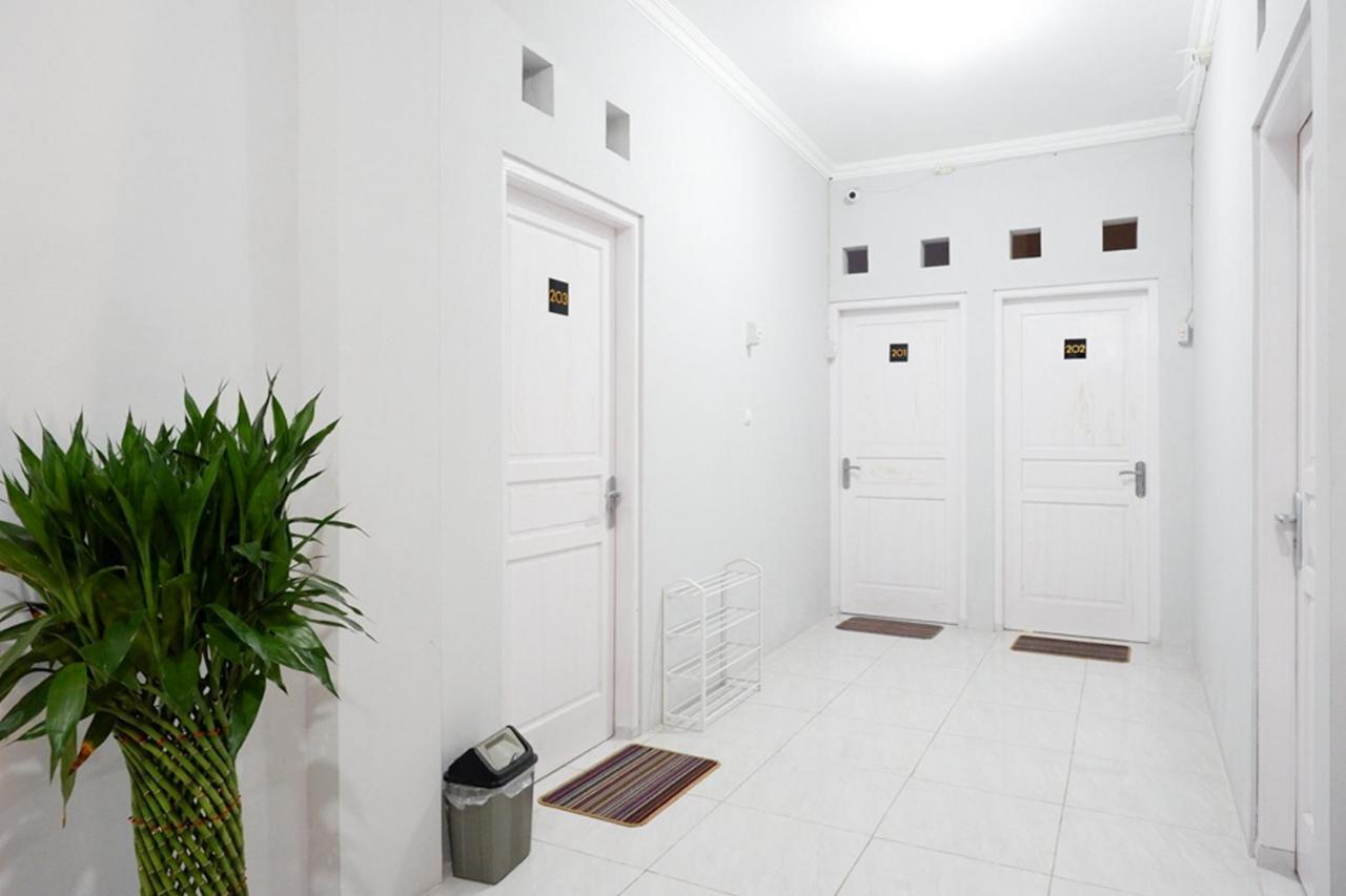 מלון Reddoorz Near Jalan Adi Sucipto Solo מראה חיצוני תמונה
